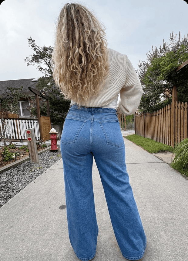 Megan is 5'4''